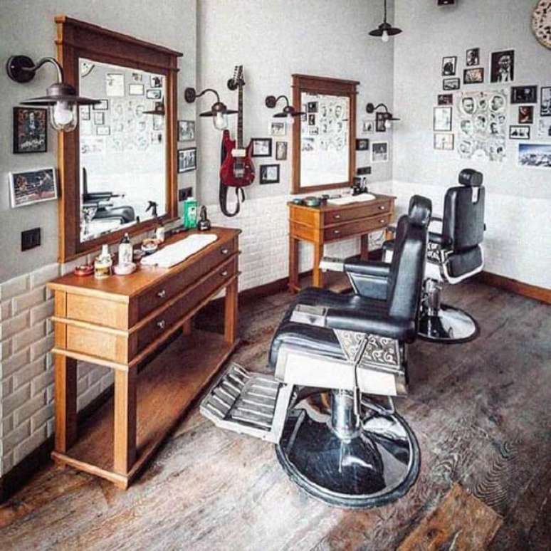 16. Bancadas de madeira para a barbearia retr&ocirc;. Fonte &ndash; Sharifi