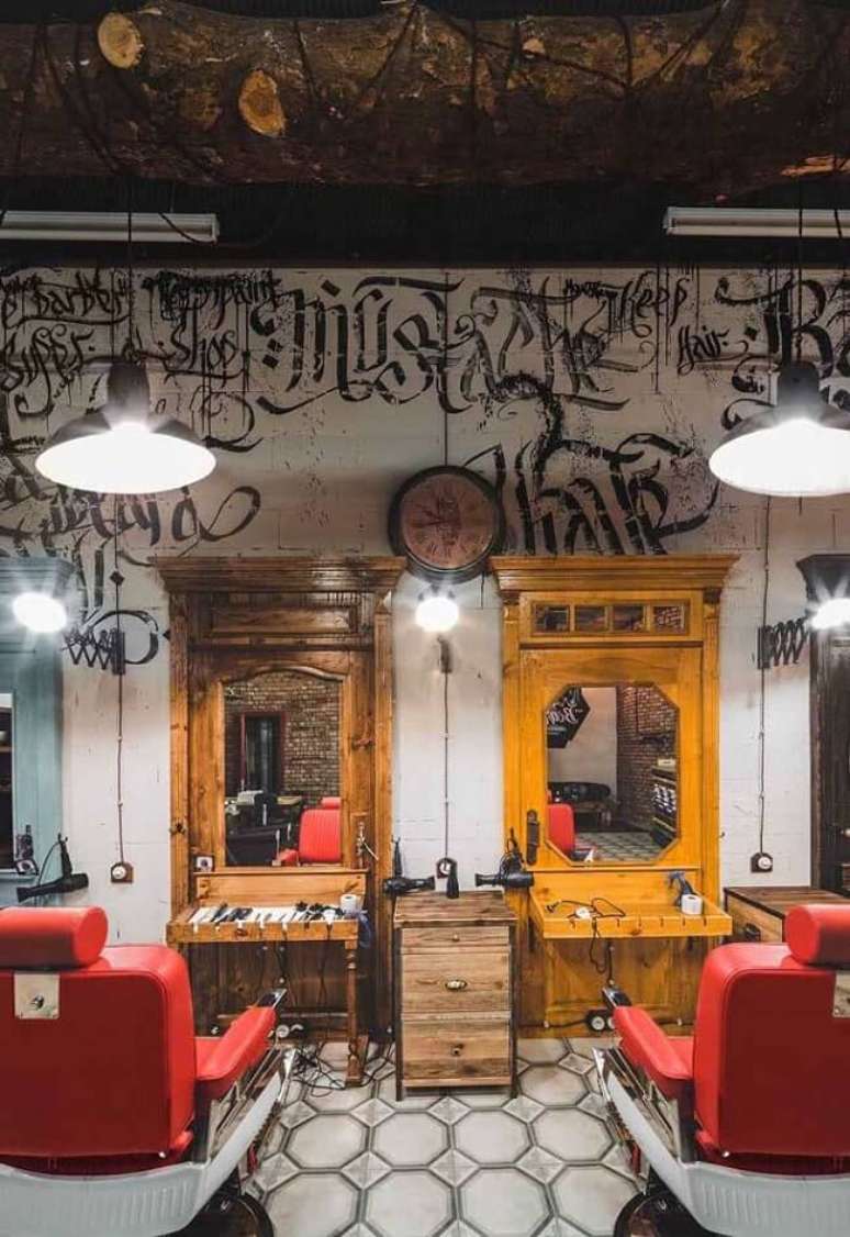 22. Cadeiras com estofado vermelho decoram a barbearia retr&ocirc;. Fonte &ndash; Decor F&aacute;cil
