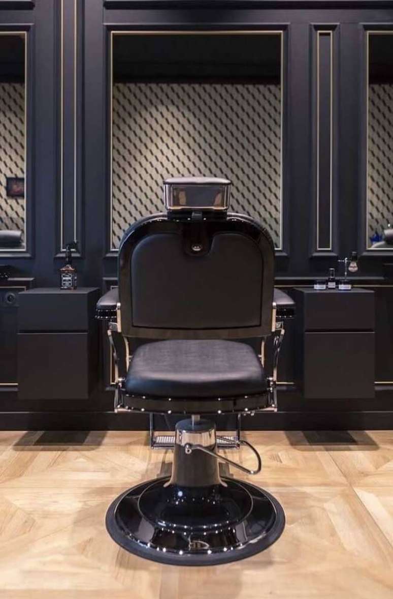 27. Decora&ccedil;&atilde;o de barbearia retr&ocirc; com cores escuras. Fonte &ndash; Decoupage Arts