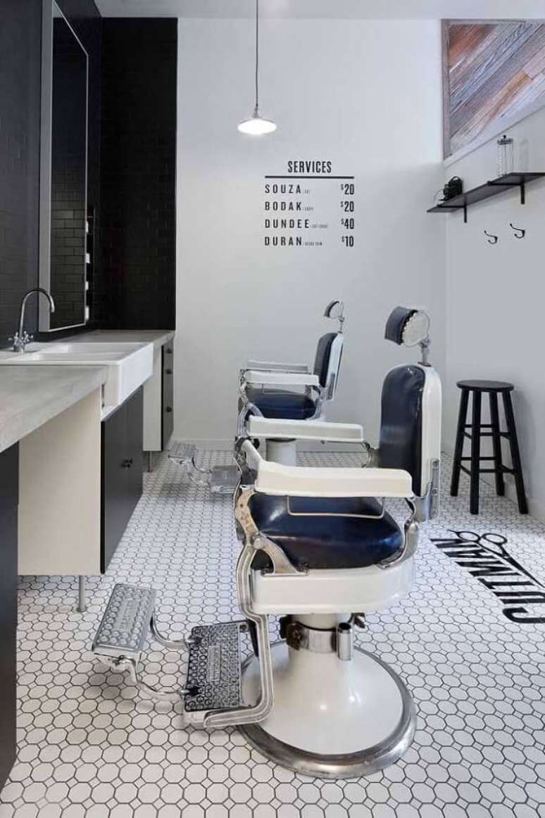 61. Se inspire nessa decora&ccedil;&atilde;o de barbearia retr&ocirc;. Fonte &ndash; Corey Rineair Design