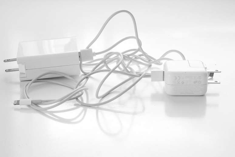 De acordo com o documento, a única alternativa do comprador é comprar também o carregador, já que ele não é mais fornecido