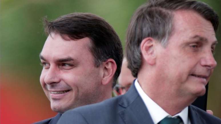 O senador Flávio Bolsonaro com o pai, Jair Bolsonaro, em Brasília; caso da 'rachadinha' tem sido lembrado durante disputa eleitoral