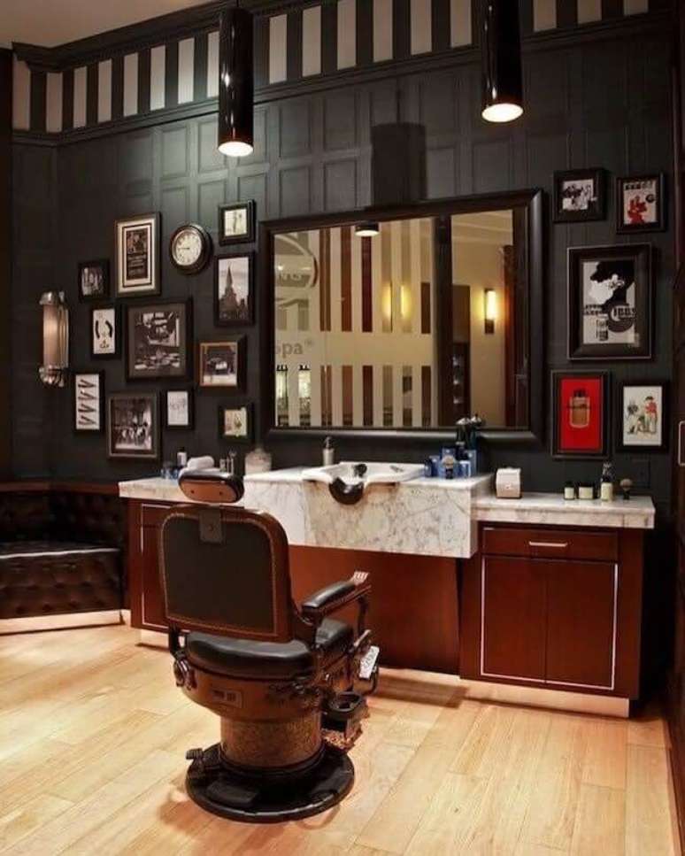 53. Paredes escuras para a decora&ccedil;&atilde;o da barbearia retr&ocirc;. Fonte &ndash; Casa e Festa