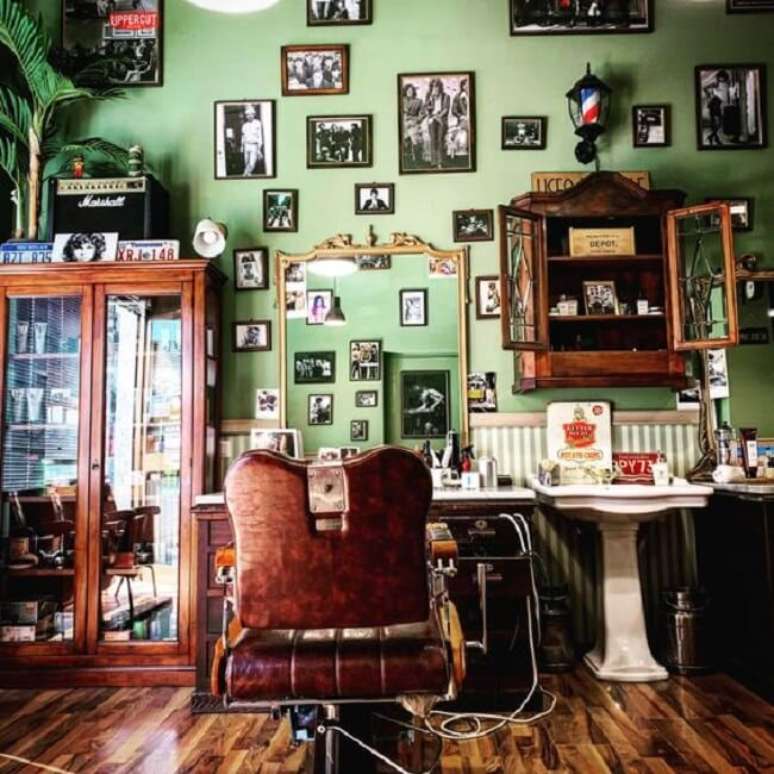 31. Decora&ccedil;&atilde;o de barbearia retr&ocirc; com quadros em preto e branco. Fonte &ndash; Wolf Barbershop