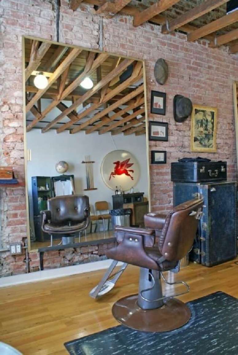 20. Barbearia retr&ocirc; pequena com espelho grande. Fonte &ndash; Richard Henry