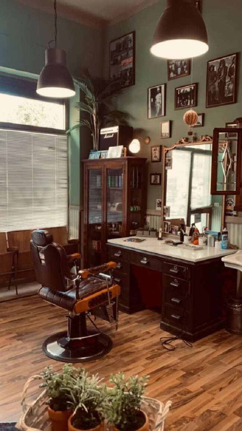 21. Cadeira retr&ocirc; barbearia. Fonte &ndash; Wolf Barbershop