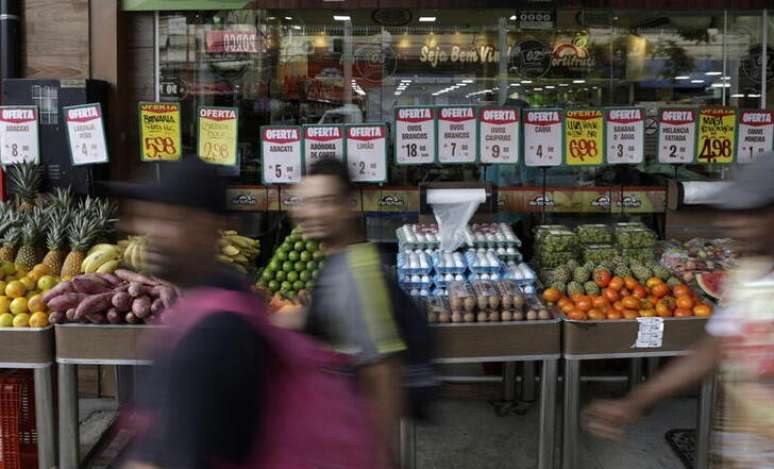 Preços de mercadorias exibidos em supermercado no Rio de Janeiro
08/04/2022
REUTERS/Ricardo Moraes