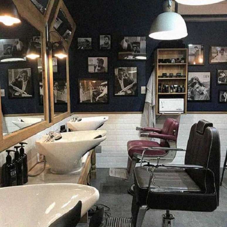 57. Quadros antigos que remontam o passado na barbearia retr&ocirc;. Fonte &ndash; Sua Decora&ccedil;&atilde;o