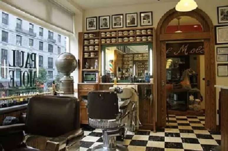30. Decora&ccedil;&atilde;o de barbearia retr&ocirc; com piso xadrez. Fonte &ndash; Arte Decore