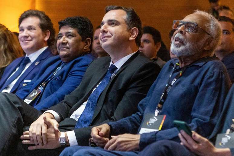 Ednaldo Rodrigues participou de evento na CBF sobre racismo em agosto. O presidente da Conmebol, Alejandro Domínguez (esquerda), o presidente do Senado, Rodrigo Pacheco (centro), e o cantor Gilberto Gil também participaram