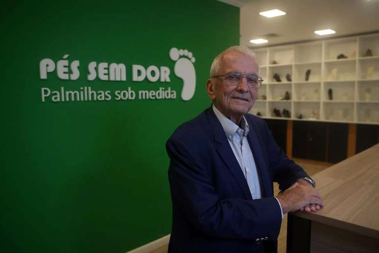 Aos 85 anos, Thomas Case segue ativo na liderança da empresa que fundou, a Pés Sem Dor