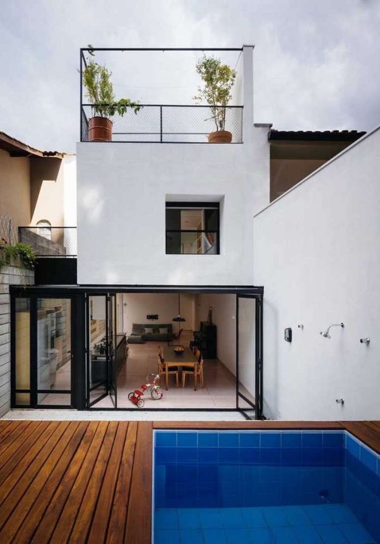 9. &Aacute;rea de lazer com porta camar&atilde;o de vidro e piscina &ndash; Foto Archdaily