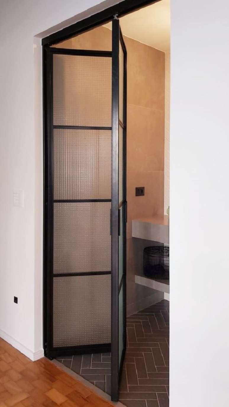 15. Porta camar&atilde;o de vidro canelado &ndash; Foto H2R Serralheria