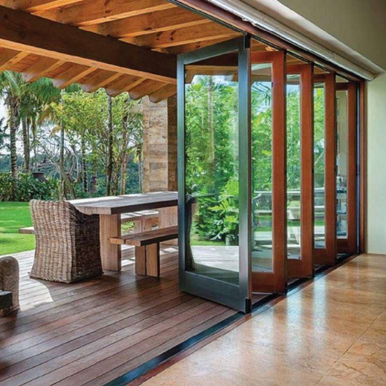 37. Porta camar&atilde;o de vidro para sala de estar com varanda &ndash; Foto Vanessa Feres