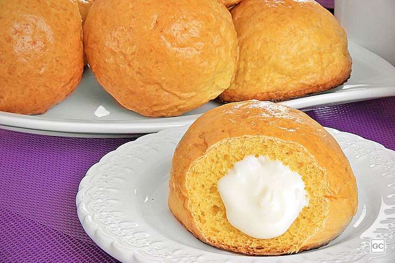 Pão de cenoura recheado com requeijão em prato branco