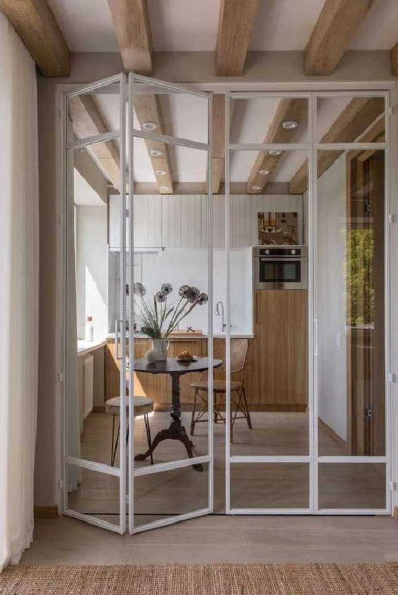 49. Sala com porta camar&atilde;o de vidro para dividir o ambiente &ndash; Foto Decor Facil