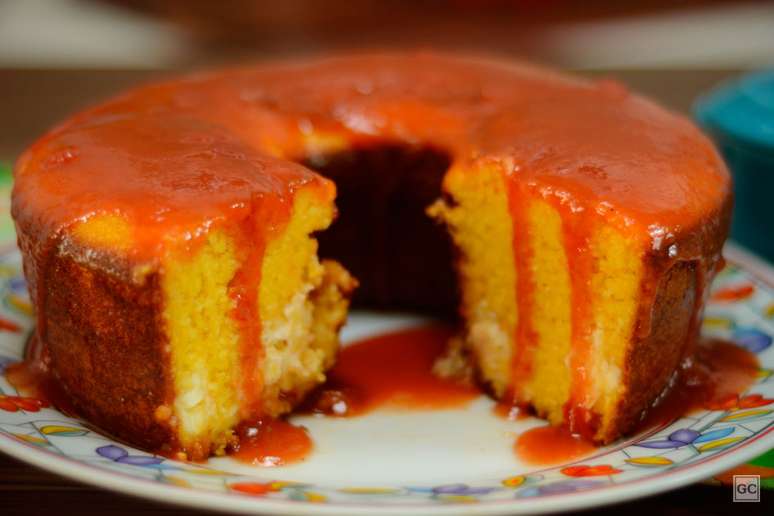 Bolo de milho com requeijão e goiabada cortado em prato