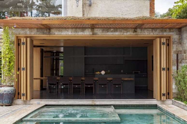 8. &Aacute;rea de lazer com piscina e porta camar&atilde;o de madeira e vidro &ndash; Foto Caio Bandeira e Tiago Martins