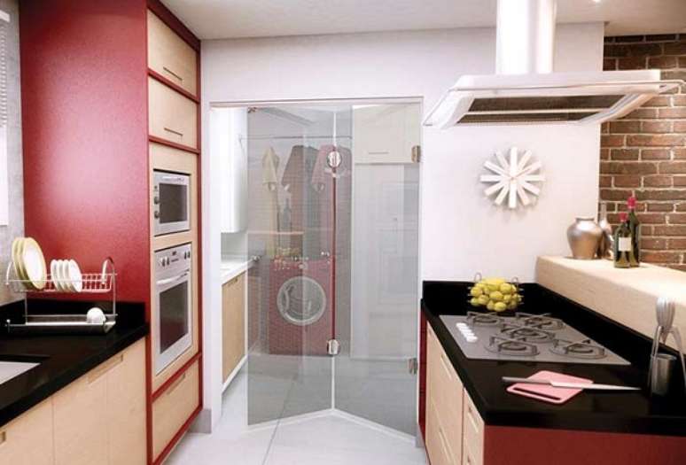 13. Cozinha com porta camar&atilde;o de vidro para separar a lavanderia &ndash; Foto Decor Facil
