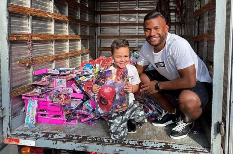 Luan participou de ação voluntária no dia das crianças (Foto: Divulgação / Luan)