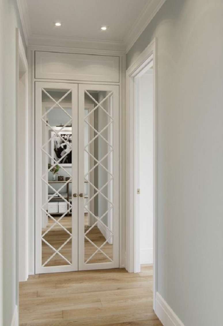11. Corredor com porta camar&atilde;o de vidro &ndash; Foto My Home