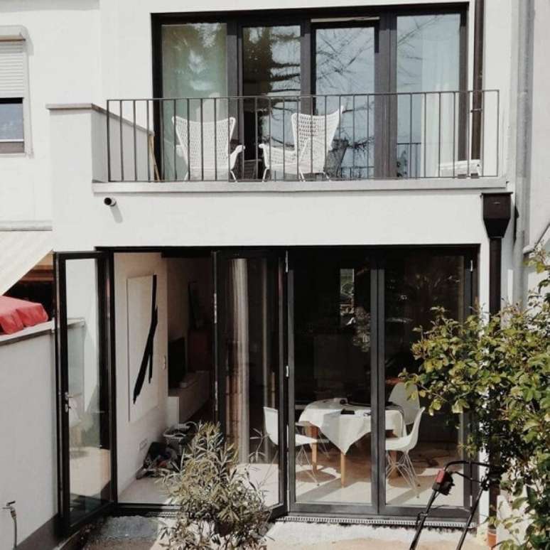 60. Fachada com porta camar&atilde;o de vidro na sala de estar &ndash; Foto Renovart Hugar