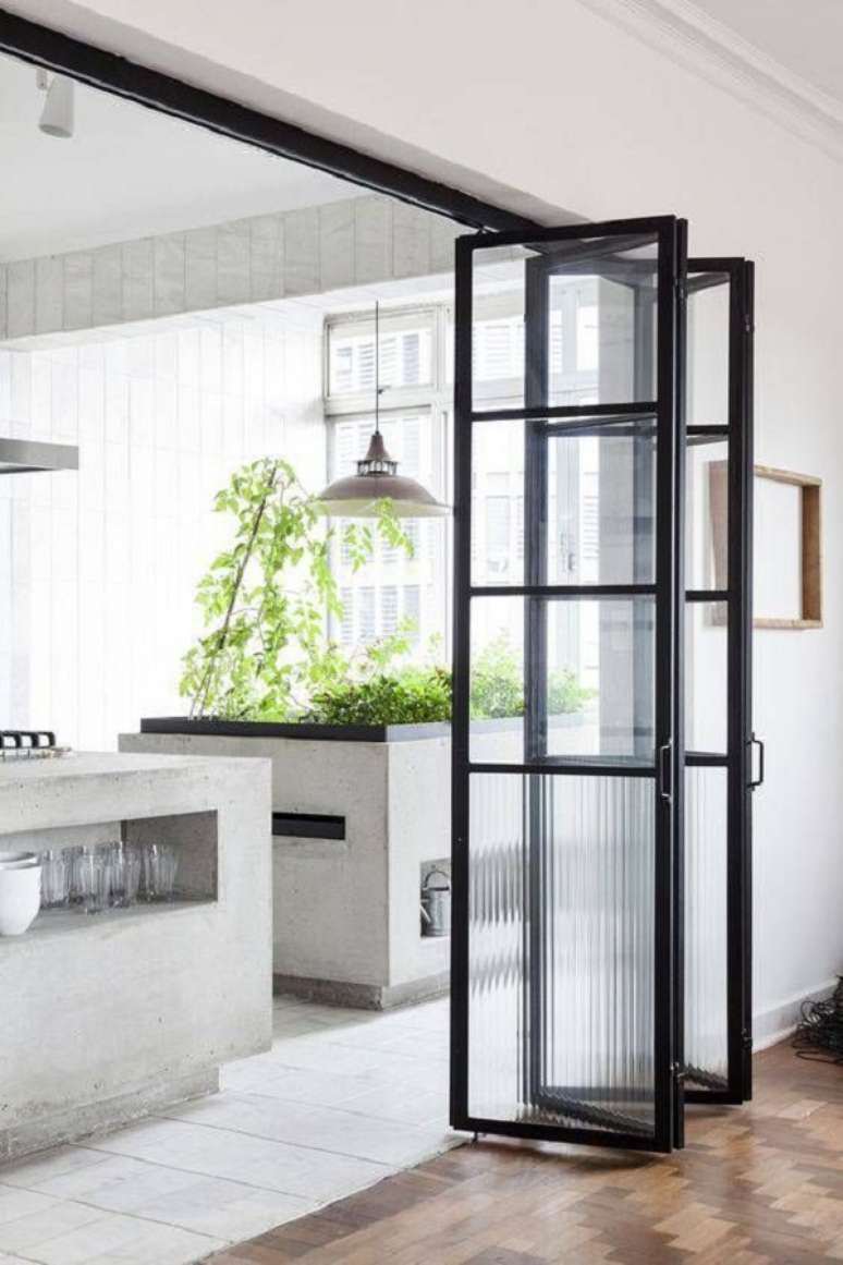 6. Cozinha com porta camar&atilde;o de vidro &ndash; Foto Interieur Design