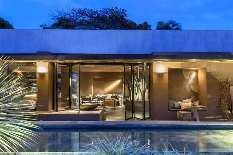 54. Sala integrada com piscina e porta camar&atilde;o de vidro &ndash; Foto Angela Castilho