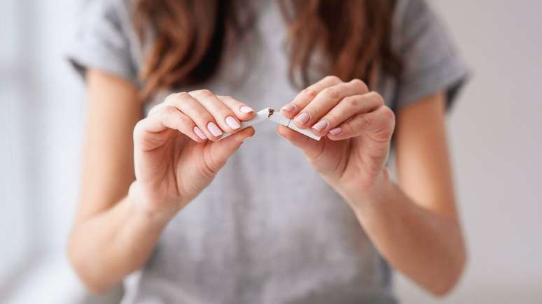 Fumar prejudica a saúde do corpo e da pele –