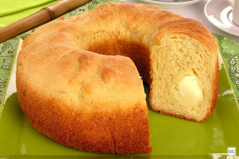 Pão de mandioca com requeijão em prato verde