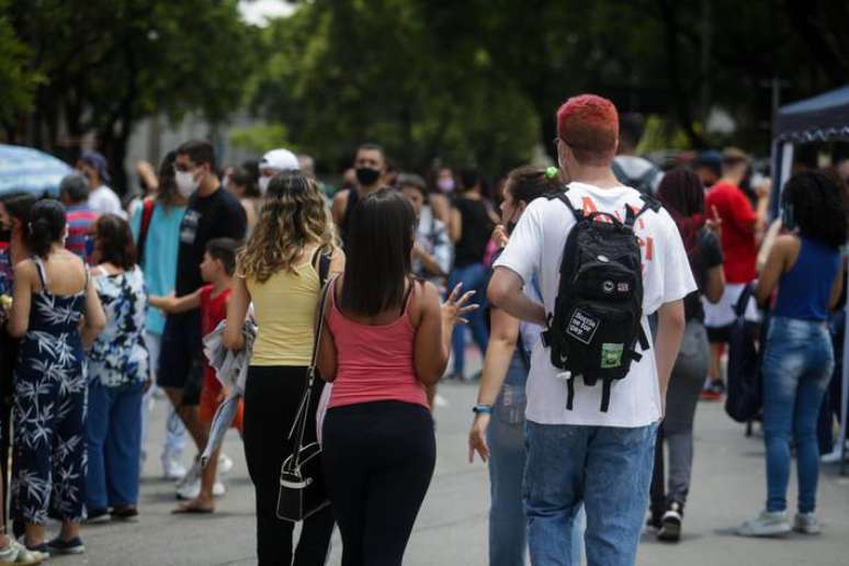 Candidatos chegam à Unip da Marquês de São Vicente, em São Paulo, para realização das provas do Enem de 2021.