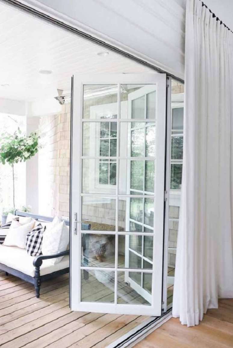 18. Porta camar&atilde;o de vidro e alum&iacute;nio na cor branca &ndash; Foto Decor facil