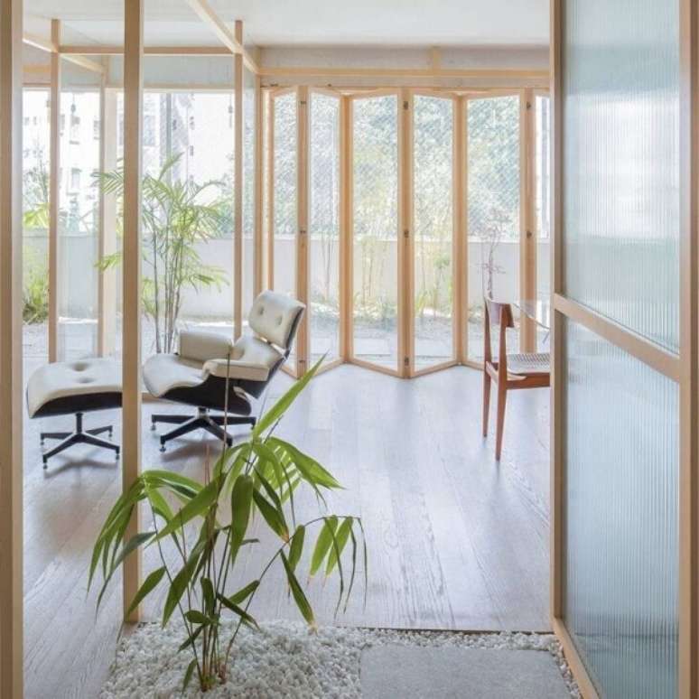 29. Porta camar&atilde;o de vidro na sala de estar iluminada &ndash; Foto Passos Arquitetura