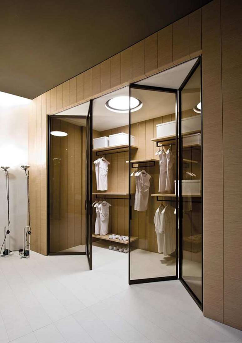 10. Closet com porta camar&atilde;o de vidro &ndash; Foto Decor Facil