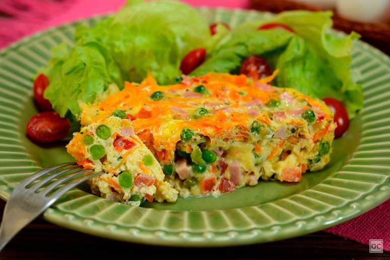 Omelete servido com salada