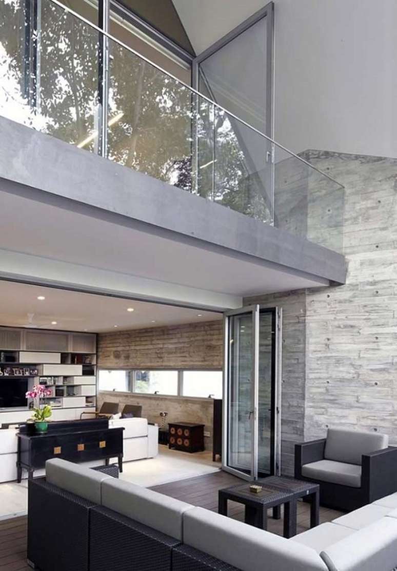 57. Sala no conceito aberto com porta camar&atilde;o de vidro &ndash; Foto Decor Facil