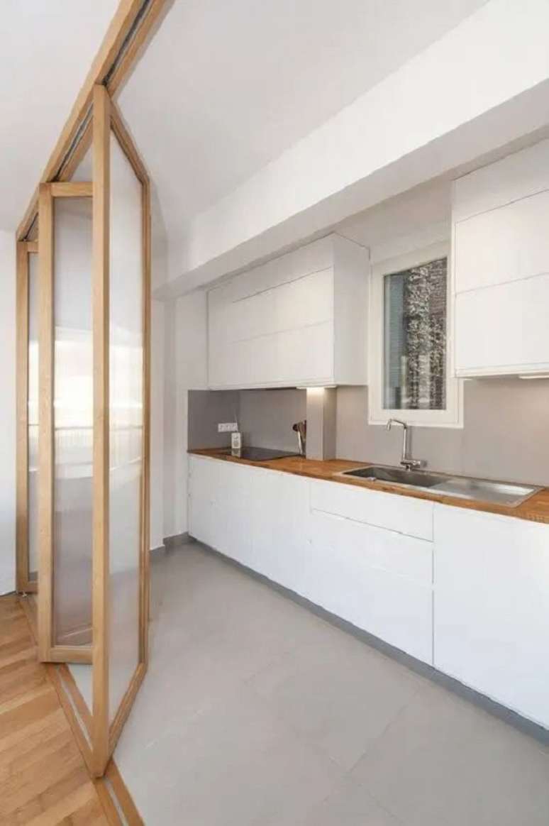 43. Porta camar&atilde;o de vidro para separar a cozinha da sala de estar &ndash; Foto Revista Vd