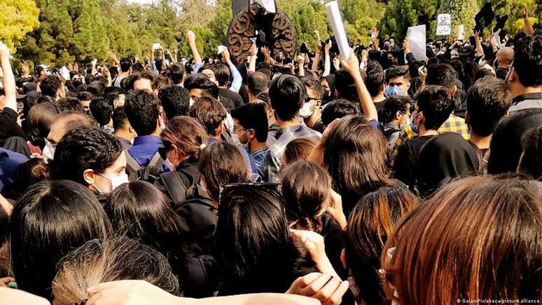 Estudantes protestam sem véu no cabelo em Shiraz, no sudoeste do Irã