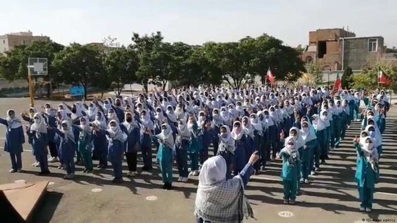 Meninas em fila cantam "Alô, Comandante" em escola no Irã