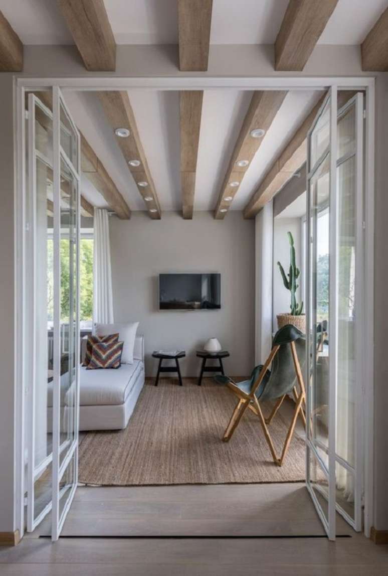 50. Sala com porta camar&atilde;o de vidro para iluminar o ambiente &ndash; Foto Trip Advisor