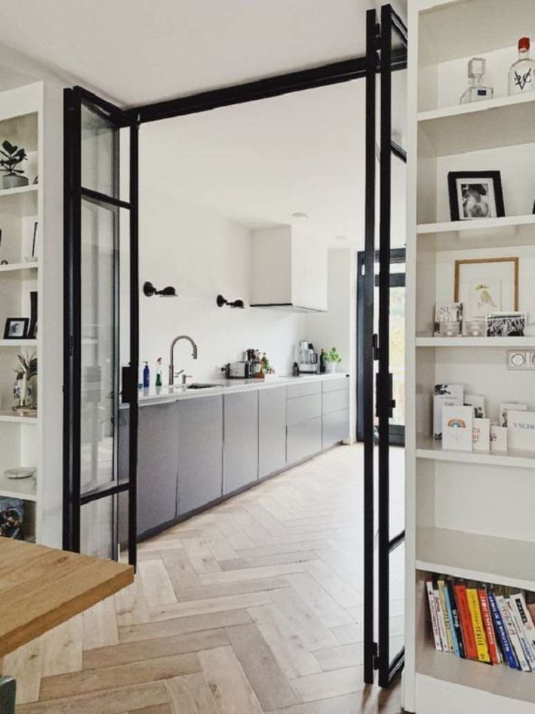 12. Cozinha com porta camar&atilde;o de vidro e alum&iacute;nio preto &ndash; Foto Studio Nest