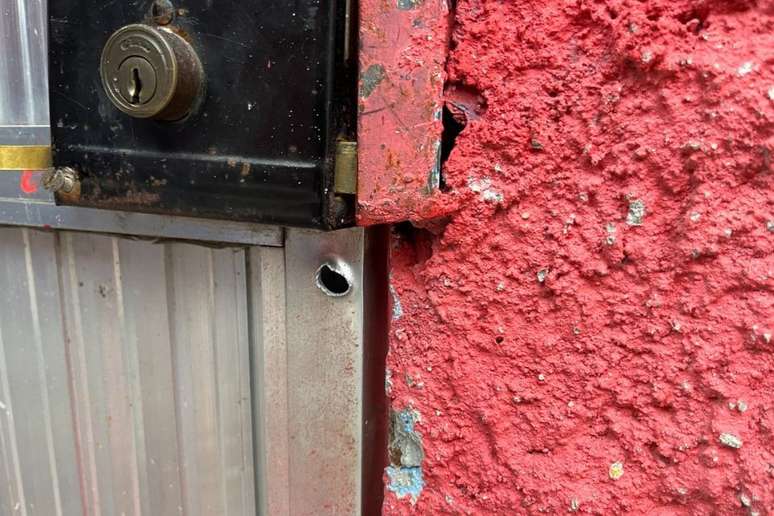 Marca de bala em portão de núcleo do PT em Campo Grande, zona oeste do Rio de Janeiro