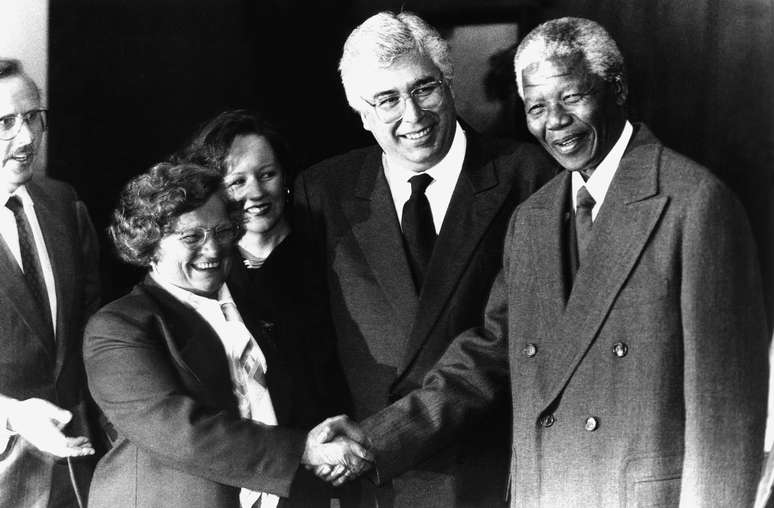  O ativista sul-africano Nelson Mandela (d) cumprimenta a então prefeita de São Paulo, Luiza Erundina de Souza (e), e o governador do Estado de São Paulo da época, Luis Antônio Fleury Filho (c), durante sua visita à capital paulista, em agosto de 1991.