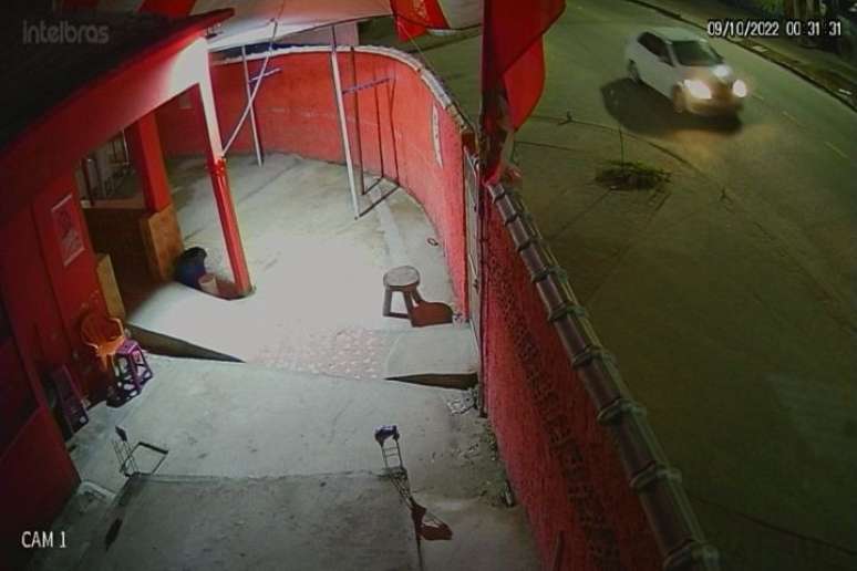 Imagem de câmeras de segurança mostra momento que motociclista passa pelo local e efetua os disparos.