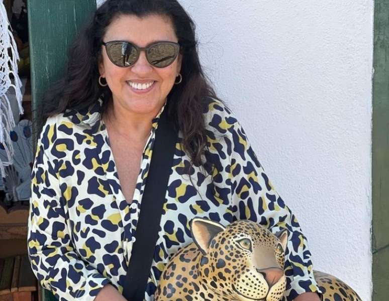 Regina Casé teve que sair do avião por conta da bateria de celular