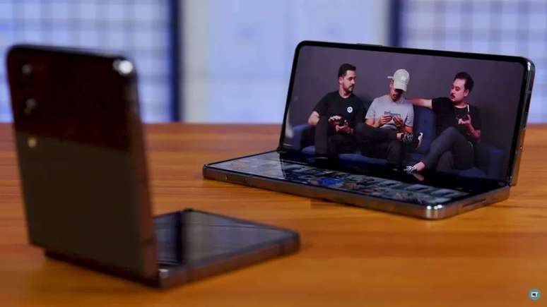 Galaxy Z Fold 4 utilizando o Flex Mode (Reprodu&ccedil;&atilde;o/YouTube Canaltech)