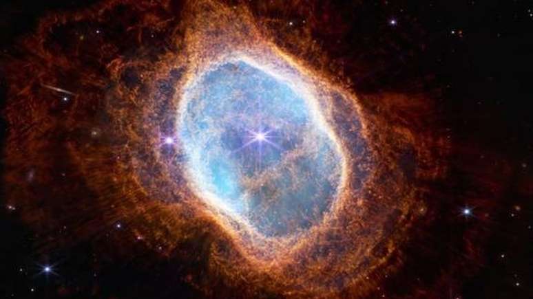 A nebulosa do Anel do Sul é uma cobertura de gás e poeira lançada por uma estrela que está morrendo