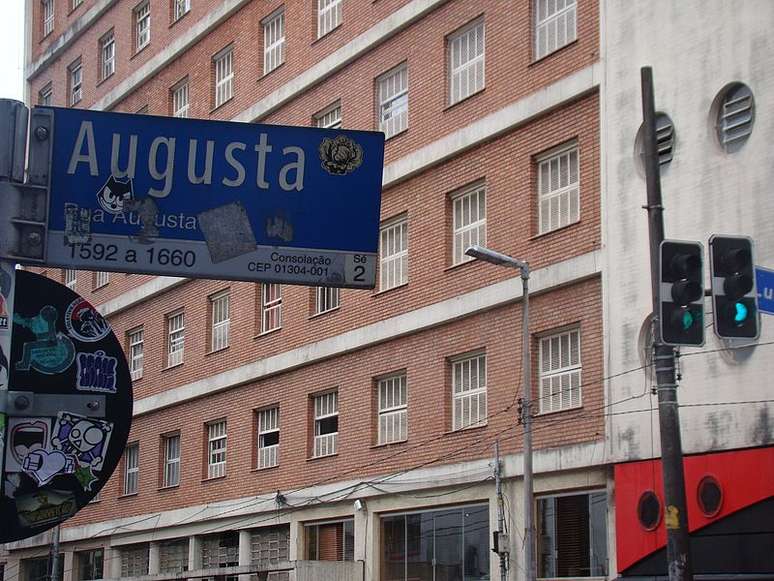 Rua Augusta concentra baladas, bares e cinema e atrai jovens de diferentes partes da cidade @Guilherme Alves/Wikimedia Commons