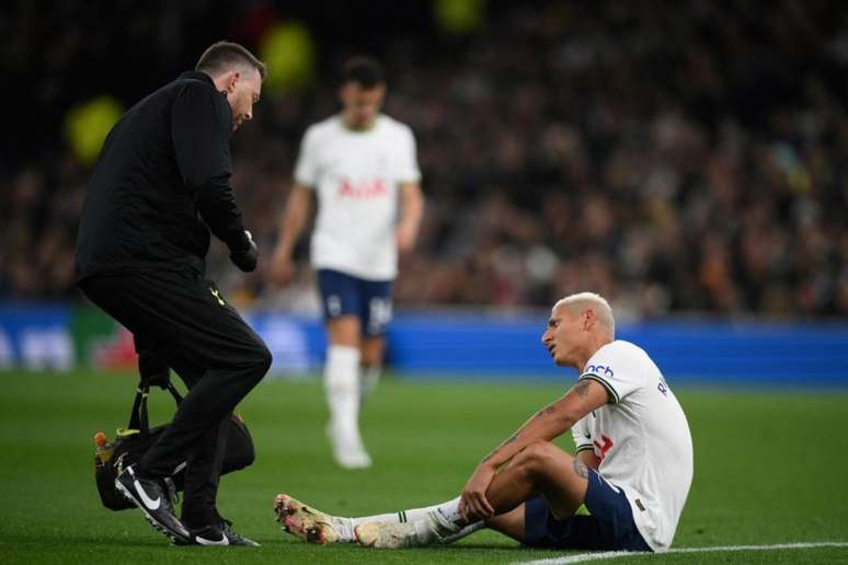 Richarlison deixou estádio de muletas neste sábado (DANIEL LEAL/AFP)