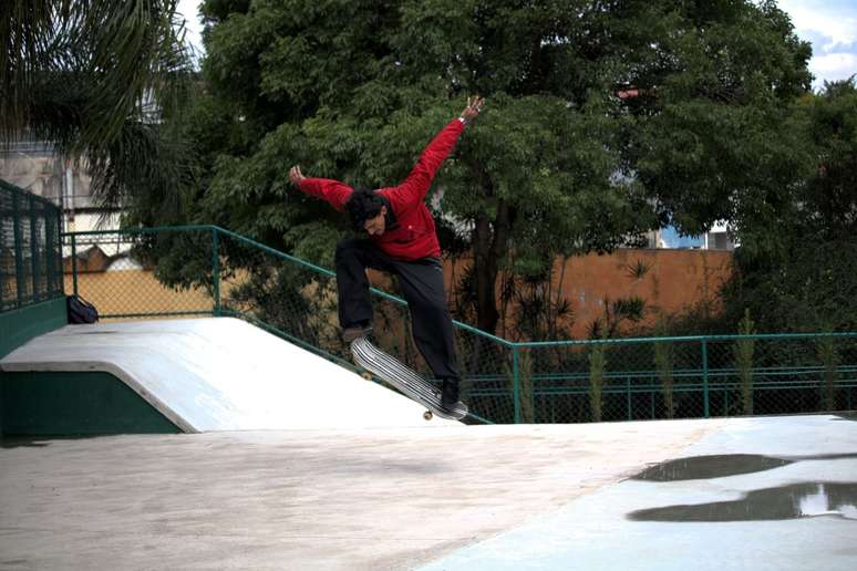 Lucas anda de skate há 10 anos e a prática o ajuda emocionalmente @Ira Romão/Agência Mural